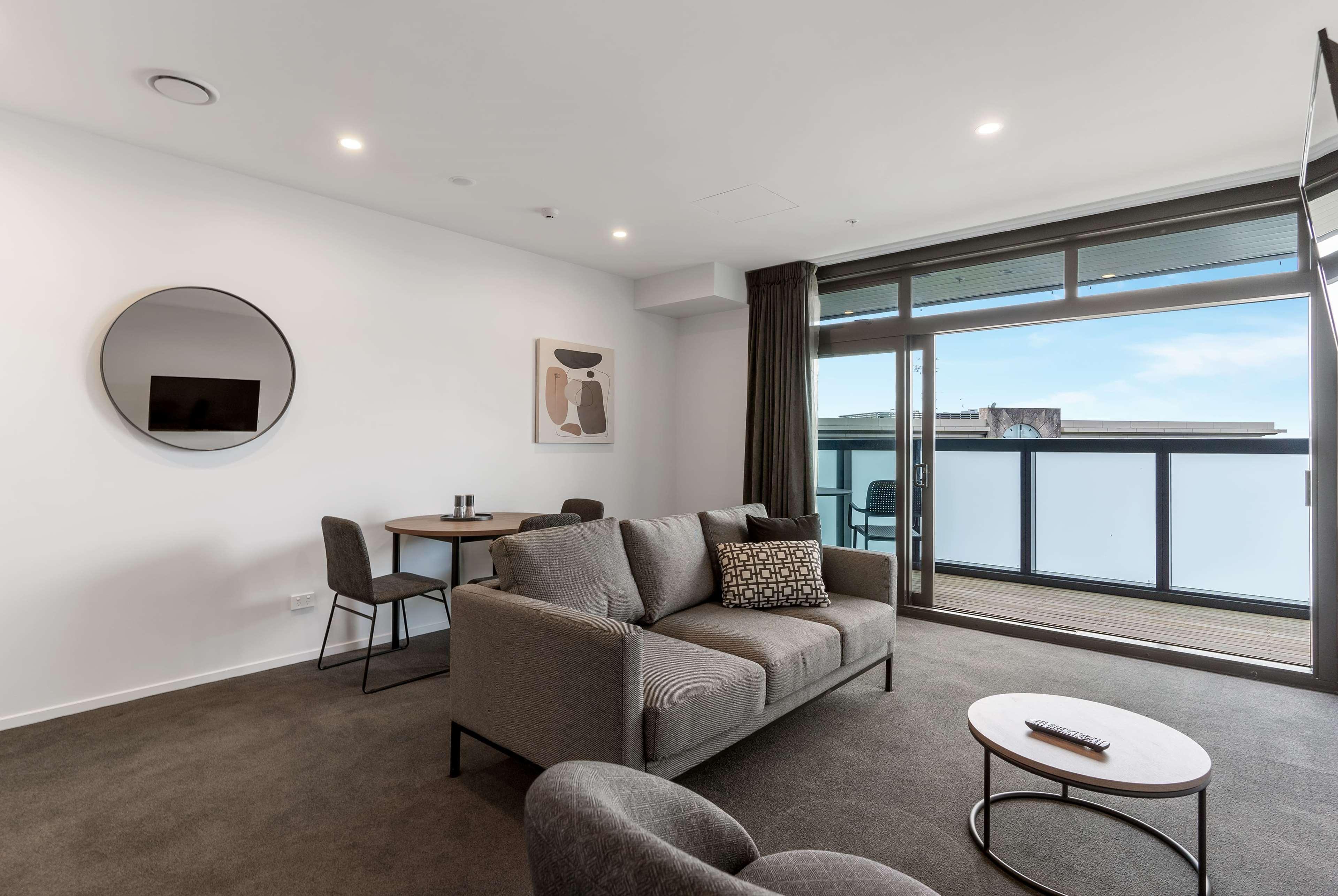 Ramada By Wyndham Newmarket Оукланд Екстериор снимка